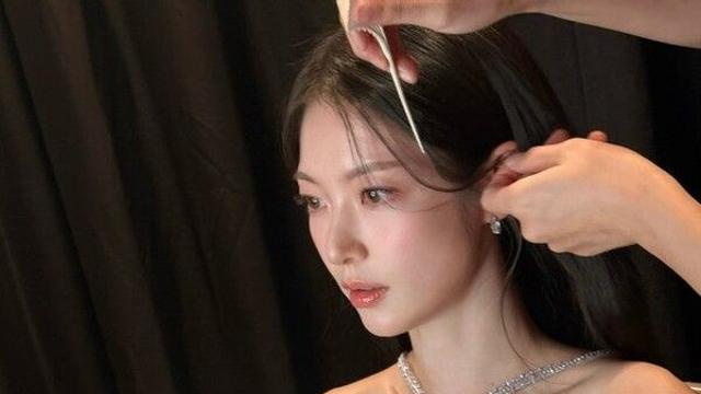 공승연, 홀터넥 드레스 입고 '자체 발광' 여신 비주얼 공개… 'KGMA 2025' 시상식 비하인드컷 '심쿵'