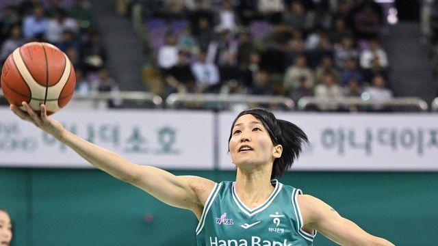 '이상범호' 하나은행, '위성우 매직' 우리은행 21점 차 대파