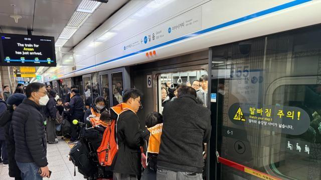 서울 지하철 4호선 길음역서 전장연 탑승시위…출근길 시민들 '불편'