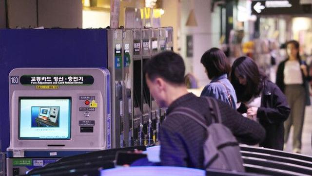 지하철 4호선 혜화역 하행선 무정차 통과…전장연 시위