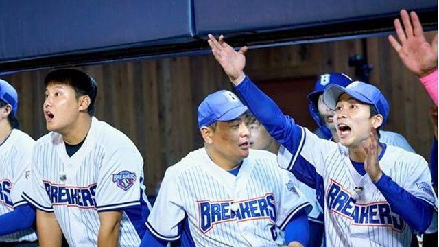 부진하던 브레이커스, 환호성 터졌다…”그야말로 드라마입니다” 해설진 경악 (‘최강야구’)