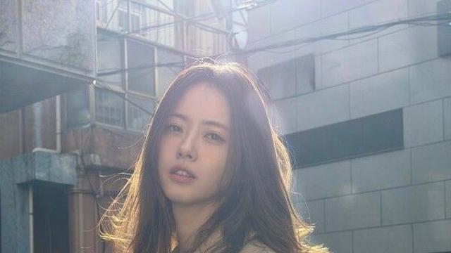 고아라, 가을 햇살 머금은 '트렌치코트 여신' 비주얼… 아련한 눈빛으로 청순 미모 과시