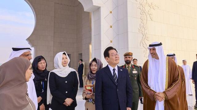 李대통령, UAE 현충원·그랜드 모스크 방문…