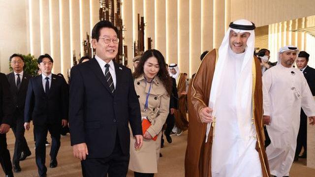 이 대통령, UAE 현충원·그랜드 모스크 방문…2박3일 국빈 일정 시작