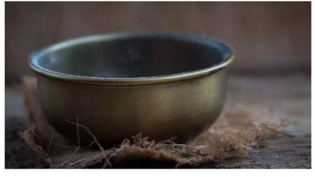 ??? :술잔 하나를 3억이나 주고 사다니 ㅉㅉ