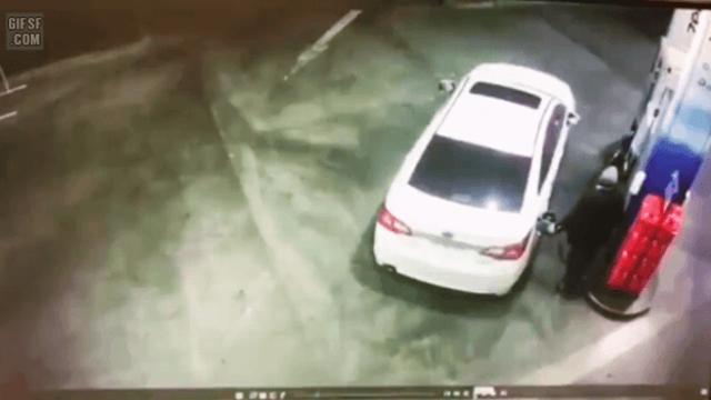 주유소 무장 강도 퇴치 법.