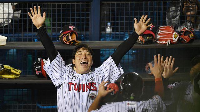 FA 2방 터뜨린 두산, LG는 사정이 복잡하다…김현수-박해민 잔류 이뤄질까