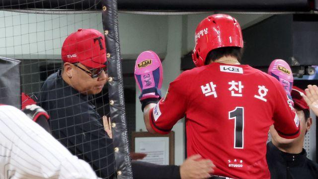 KIA도 조건 건넸다, 선택은 선수의 몫…박찬호 FA 이적 보상은 '연봉 200%+선수' [IS 이슈]