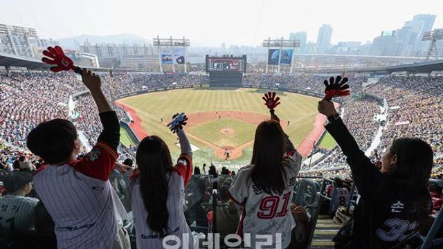 ‘스포츠 암표’ 팔다 걸리면 과징금 최대 50배...법안 문체소위 통과