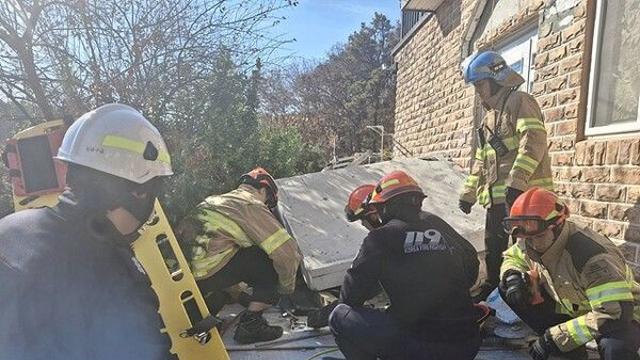 양평소방서, 현관 지붕 철거 중 작업자 중상…닥터헬기 긴급 이송