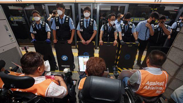 `전장연 출근길 투쟁` 참가자, 경찰 폭행…현행범 체포