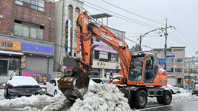 동해시, 겨울철 도로 제설 총력…제설차 126대 상시 대기