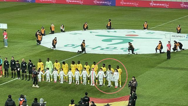 에스코트 키즈에 점퍼 덮어준 가나·이재성 충돌 막은 볼리비아 GK