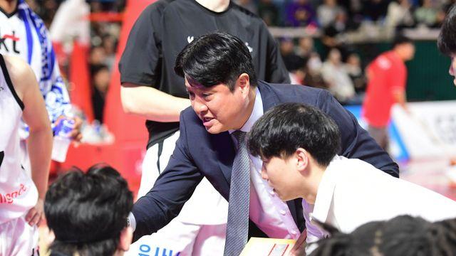 “분위기 전환이 급선무” 롤러코스터 타는 KT, 속타는 감독