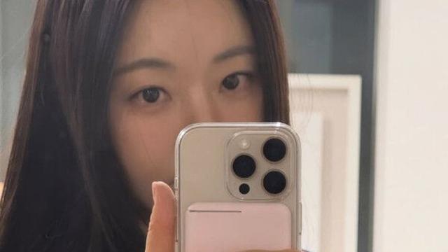 47세 김사랑, 거울 셀카 찰칵…여전한 미모