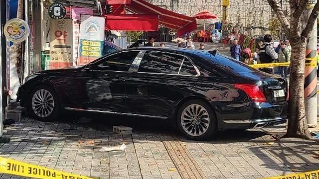 인천 부평구 공영주차장서 승용차 인도로 돌진…