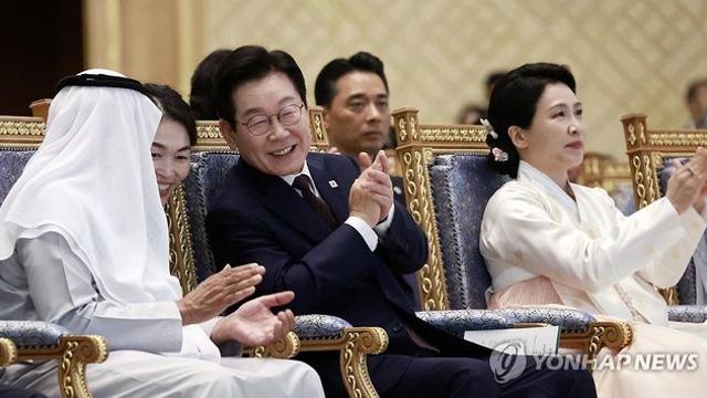 '울고 넘는 박달재'에 대형 태극기까지…