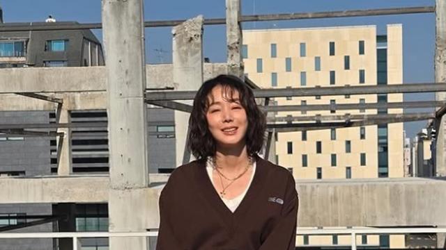 김성령, 30년은 어려보여…MZ 패션 “힙하게” [AI 포토컷]