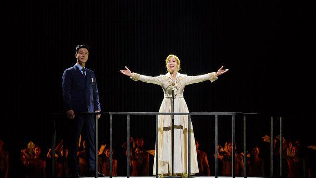 정치적 색깔? NO! 시대를 관통한 강인한 여성의 시사일 뿐 (에비타)[DA:리뷰]