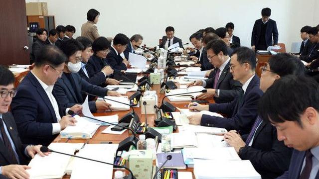 예산소위, 교육·국방·보훈 관련 내년도 예산안 감액·보류