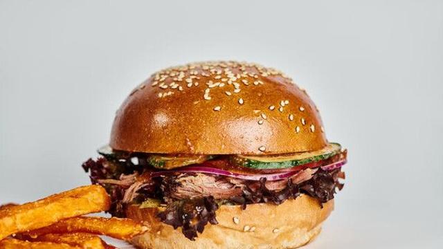 챌린지가 뭐라고…햄버거 통째로 삼키려다 생명위독