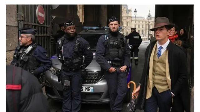 루브르박물관 도난사건 이후 뜬금없이 유명인이 된 학생,,