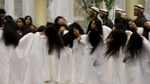 흰 옷 입고 긴 머리 풀어헤쳐 ‘휙휙’…이 대통령 앞 무슨 일?