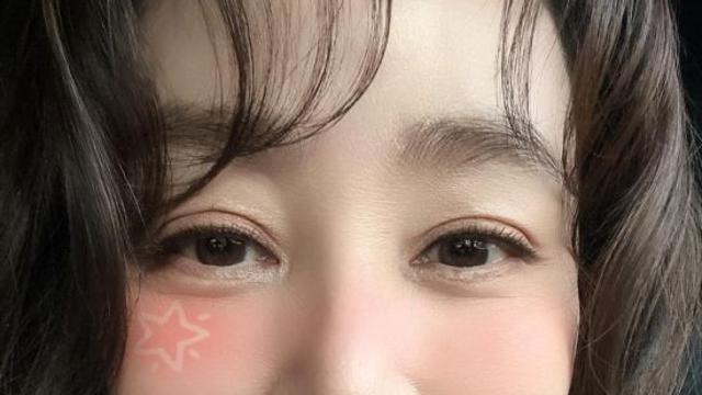 김성령, '써마지 900샷' 피부에 돈 쓴 보람 있네…58세 믿기지 않는 동안 외모  [★해시태그]