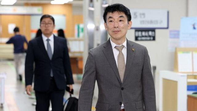 한덕수 재판부, 김용현 변호인 감치 명령…끌려 나가며 