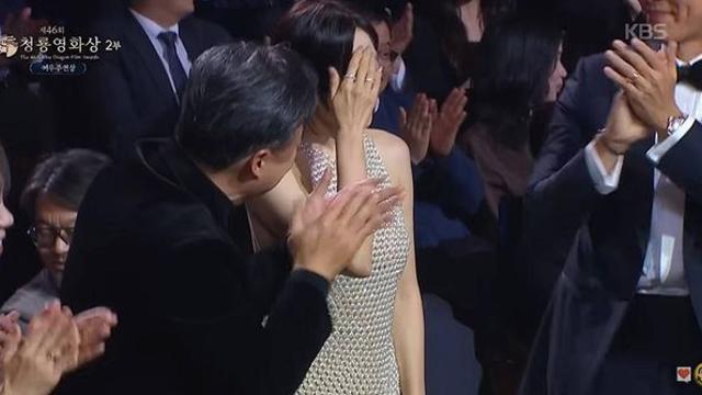 시상식장 발칵…563만 ‘좀비딸’ 꺾고 ‘청룡영화상’ 6관왕 휩쓴 한국 영화