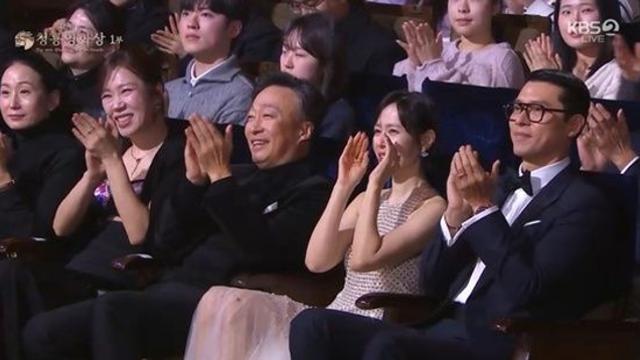 현빈♥손예진, 드디어 포착된 객석 투샷…'홀대 논란 해프닝' 아역 사진 촬영 [청룡영화상]