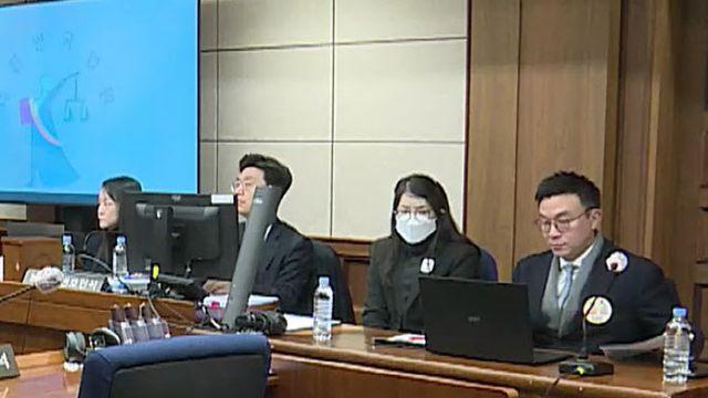 '긴머리·안경' 고개 숙인 김건희…法 재판 일부 중계