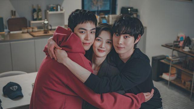 김유정, 두 남배우 사이서 포개져 있네…화기애애 (친애하는X)