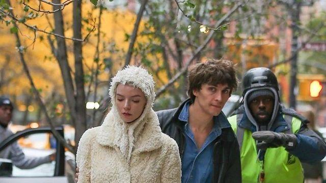 따뜻한데 귀엽기까지? 안야 테일러 조이, 안은진, 차정원, 정소민의 뽀글이 패션