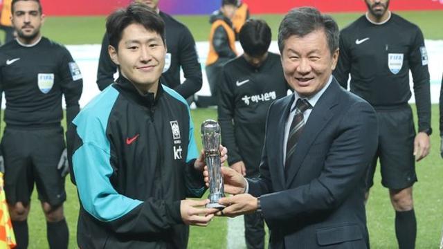 어제 이강인이 받은 트로피…알고 보니 한국 축구 레전드들도 못 받은 '이것'