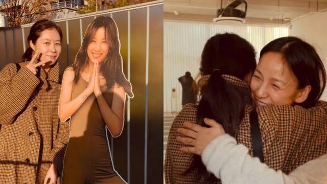 문소리, 이효리 입간판과 인증샷 찍더니…진짜 이효리 만났다 [AI 포토컷]