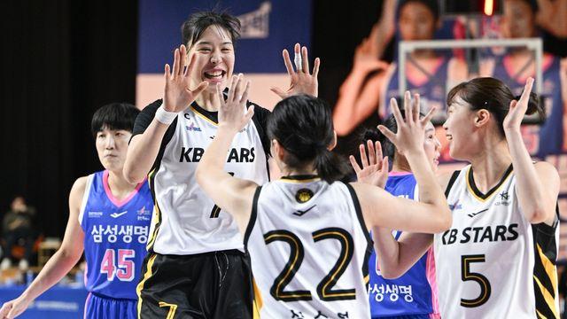 돌아온 박지수 7점 6리바운드…KB, 삼성생명 꺾고 시즌 첫 승