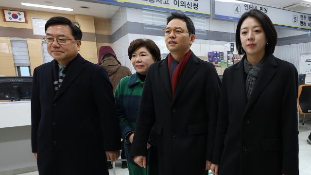 오세훈 때리는 與에...野 김민석 고발로 맞대응 