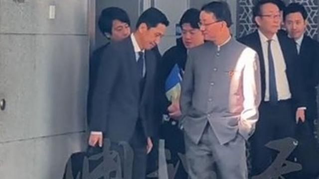 일본은 고개 숙이고 중국은 주머니에 손…중일 협의 영상 뜨자 일파만파