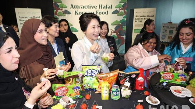 김혜경 여사, UAE서 '할랄 인증' K-푸드 업계 격려…