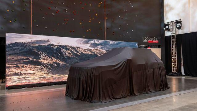 베일에 싸인 미스터리 현대차 포착… 거대한 차체에 추측 쏟아져