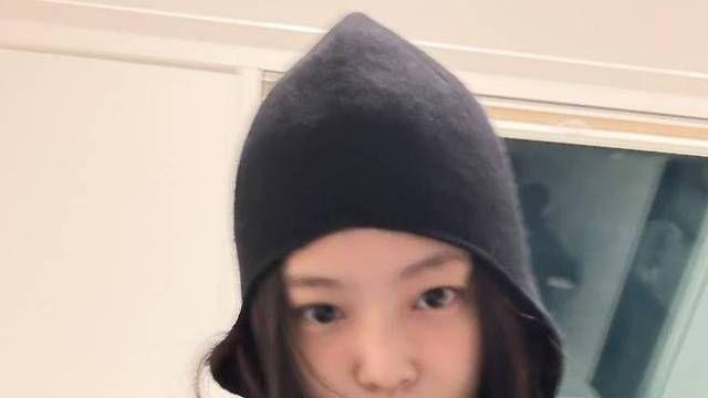 누빔 조끼가 돌아왔다! 제니, 카리나가 입은 ‘김장 조끼’ 인기 폭발