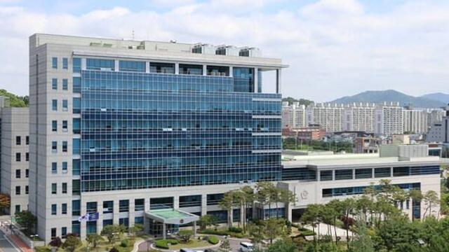 술 취해 난동부리다 경찰에 슬리퍼 던진 60대, 징역 1년