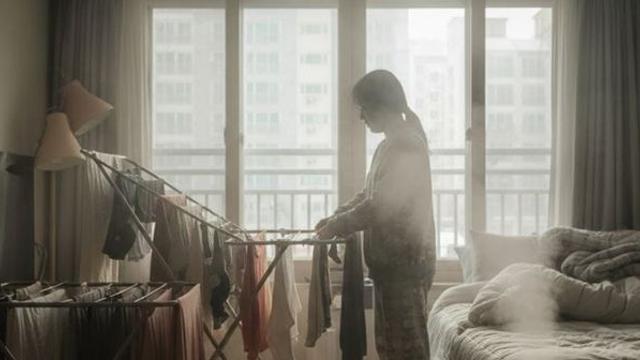 건조해서 눈까지 따가운 겨울철, 가습기 안 틀어도 '촉촉하게' 만드는 법