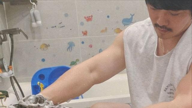 “착하다 형” 비도 감탄… KCM, 둘째딸 목욕시키는 ‘딸바보’ 일상