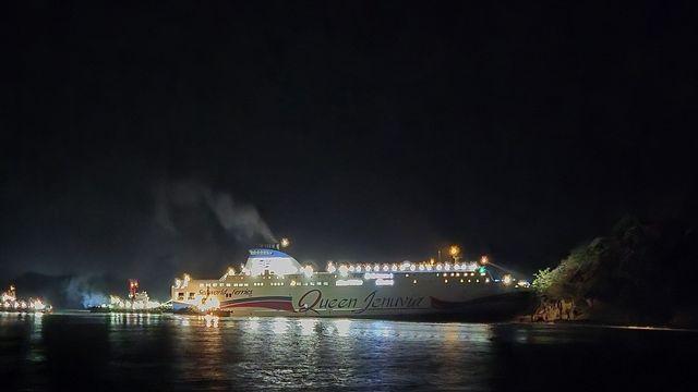 무인도 좌초된 여객선 운항 잠정 중단…해경, 선체 조사 착수