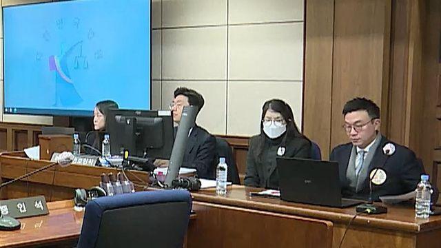 머리 푼 김건희, 들것에 기대 재판…명태균 문자·영수증 공개(종합)