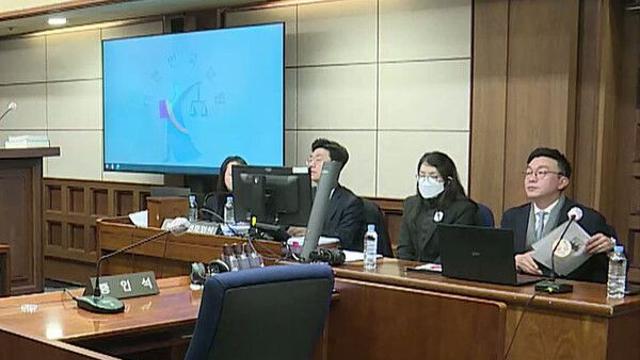 머리 푼 김건희 모습 재판 중계…'주가조작 의사' 공방도