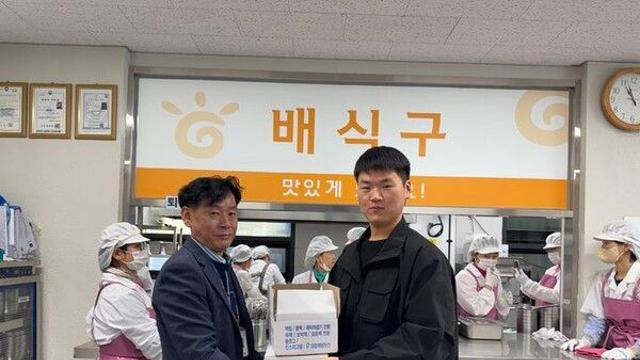 배우 겸 가수 주민우, 전역 기념 김해서 사랑나눔 떡 전달