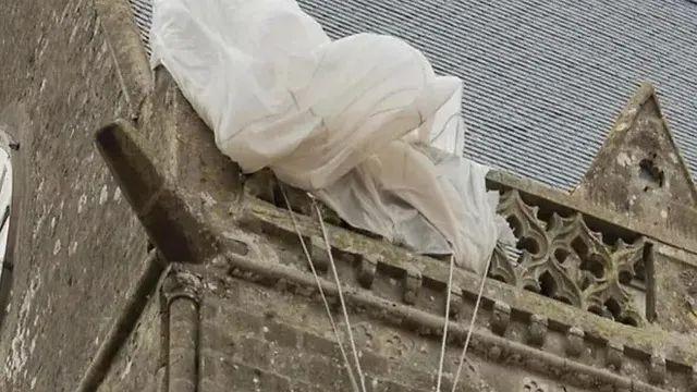 6월6일 D데이. 교회 첨탑에 매달렸던 병사,,